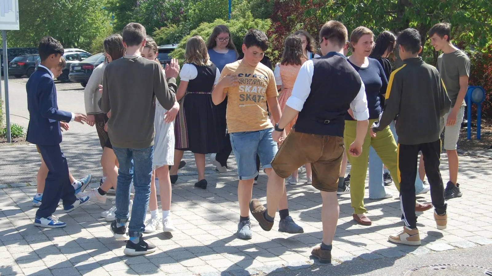 Nach dem gemeinsamen Aufstellen des Maibaums führten die Schülerinnen und Schüler einen Frühlingstanz auf.  (Bild: Gerlinde Lohrer)