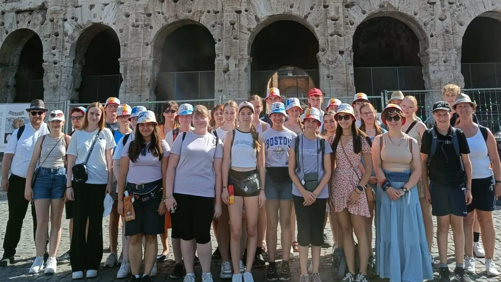 Gruppenbild der Eschenbacher, Speinsharter und Grafenwöhrer Minis vor dem Colosseum  (Bild: Alfred Kick)