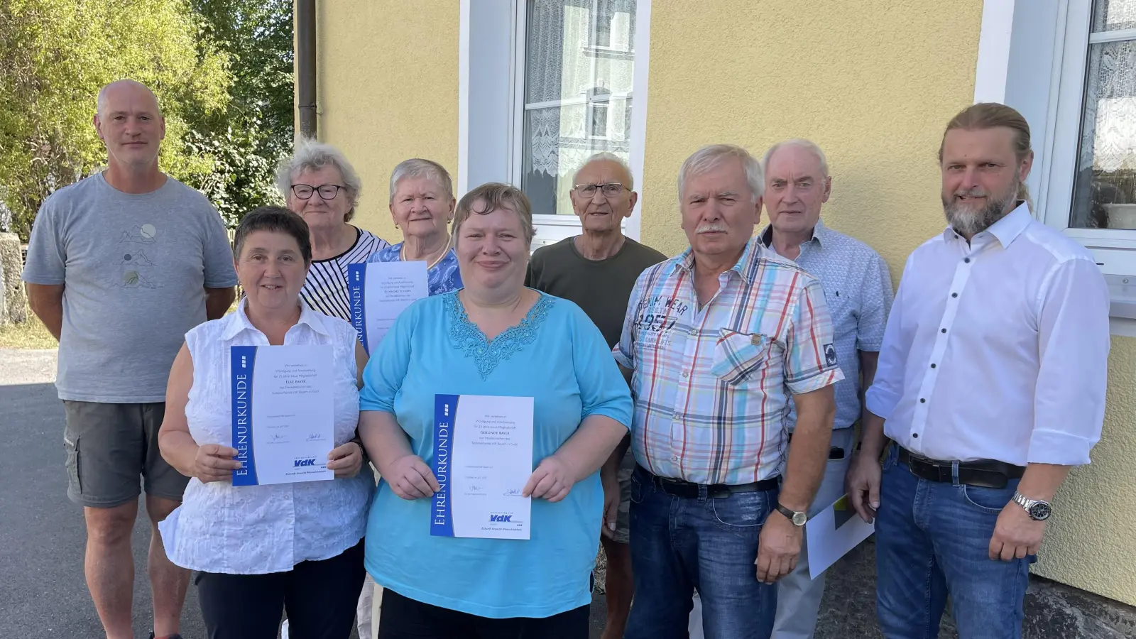 Die Geehrten (von links nach rechts) mit Kreisgeschäftsführer Thomas Döhler, Elke Bayer, Brigitte Prößl, Eleonore Schöps, Gerlinde Bayer, Adolf Kappauf, Vorsitzender Helmut Stauber, Karl-Heinz Meier und 3. Bürgermeister André Putzlocher. (Bild: Thomas Döhler)