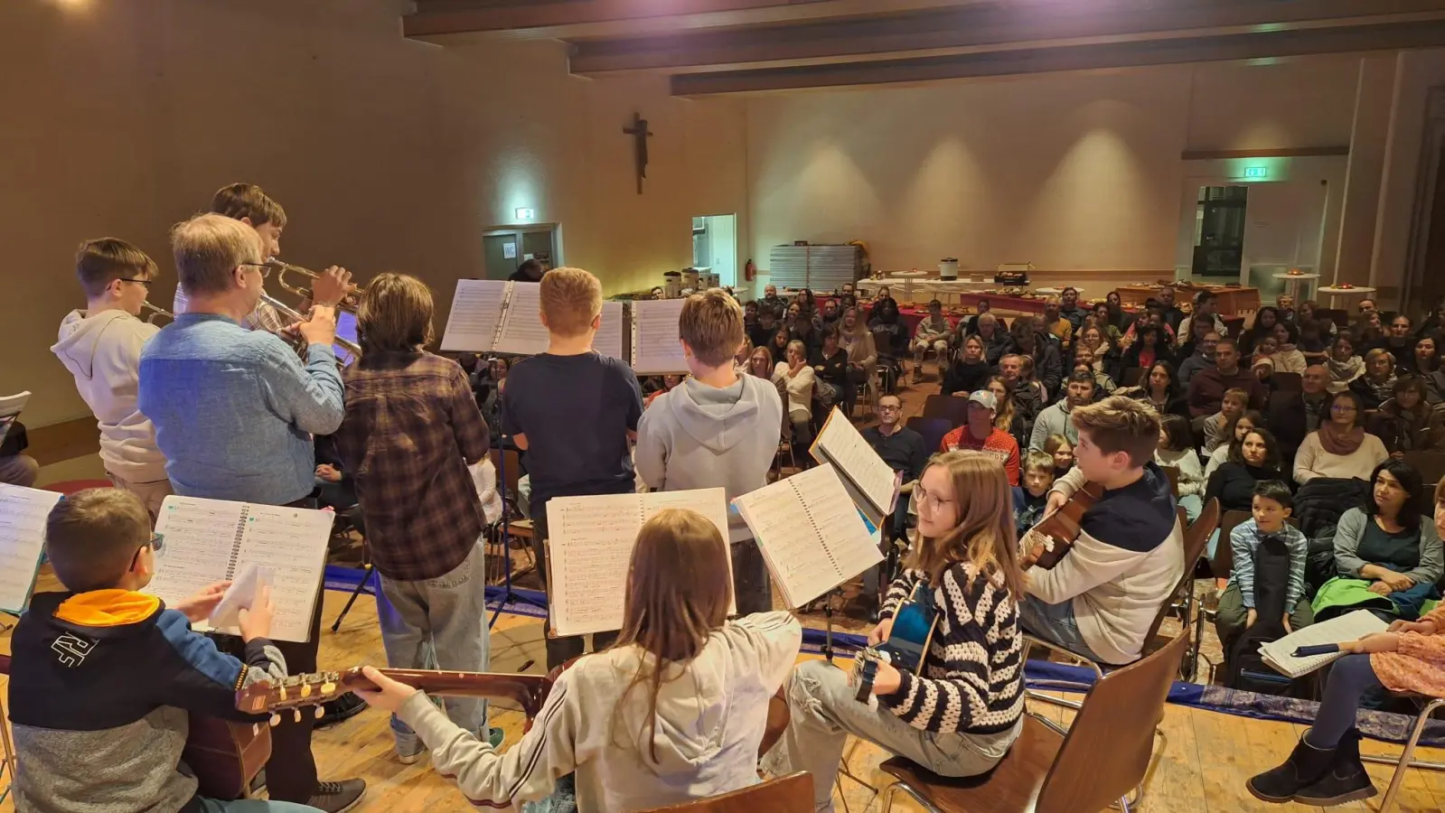 In Ensembles oder Solo boten die Blockflöten-, Gitarren- und Trompetenschüler von Benno Englhart dem Publikum im großen Jugenheimsaal ein abwechslungsreiches Konzert.  (Bild: Doris Mayer-Englhart )