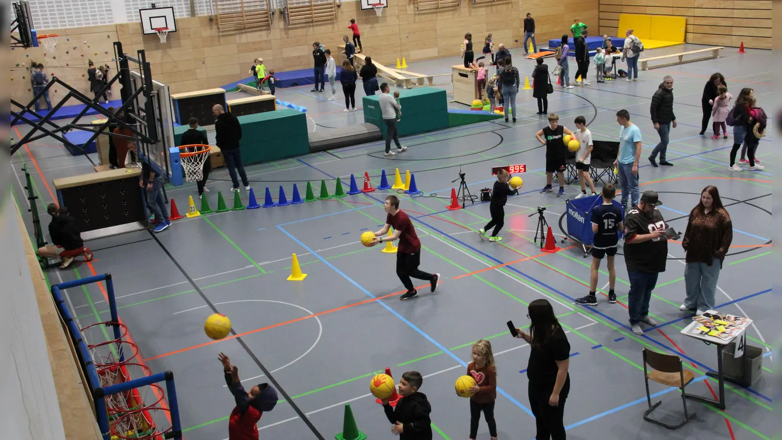 An sieben Stationen mussten die Kinder beim ersten Indoor-Kinderfest der DJK Neustadt ihre Geschicklichkeit, ihr Talent oder Schnelligkeit beweisen. Rund 200 Kinder hatten ihren Spaß daran. (Bild: Hans Prem)