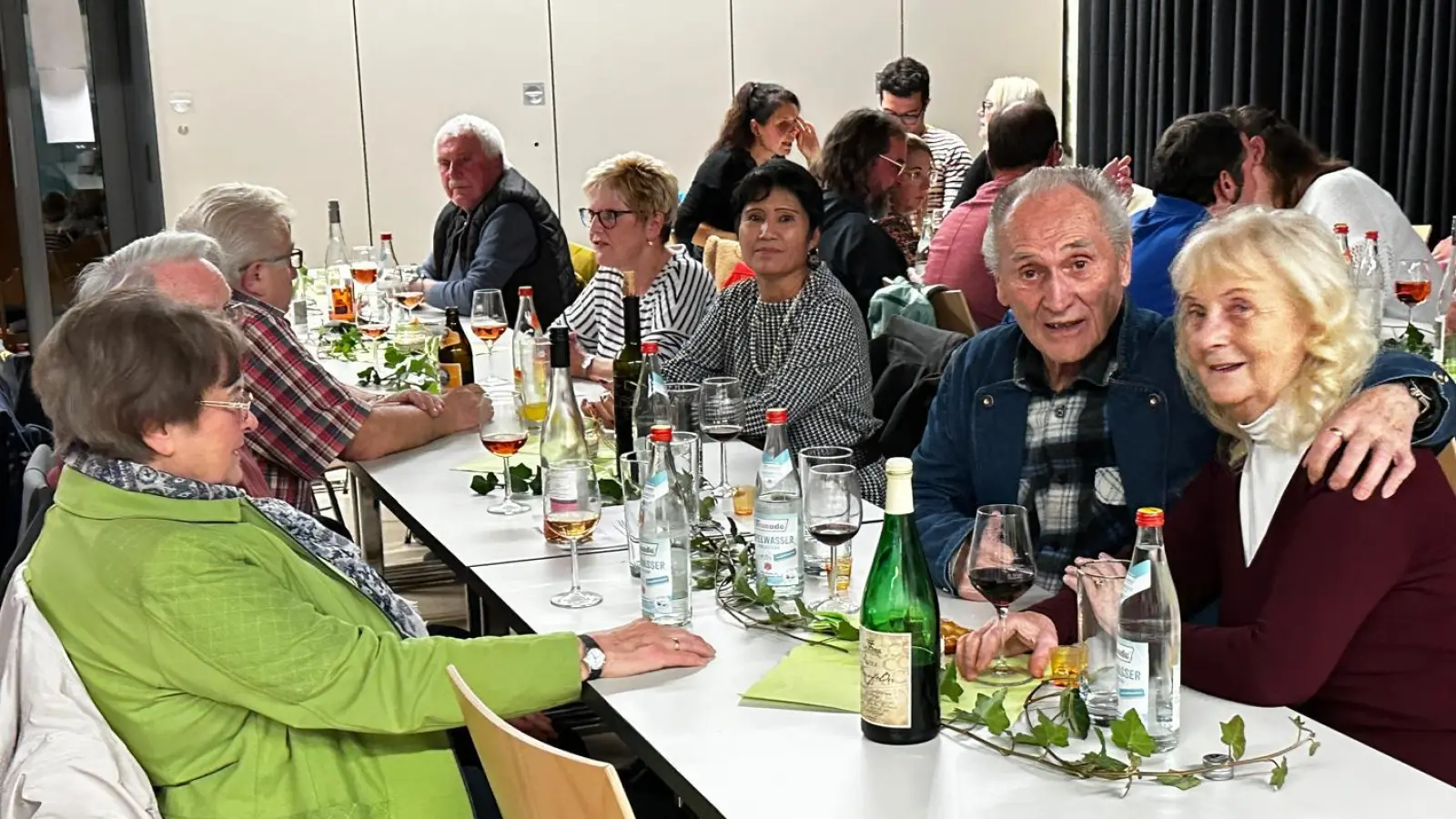 Besucher des CSU-Weinfestes in Königstein (Bild: Klaus Hafner)