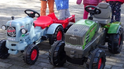 Zwei neue Tretbulldogs von der Verkehrswacht Hirschau-Schnaittenbach gab es für die Kinder des Kindergartens St. Maria. (Bild: Claudia Wiesmeth )