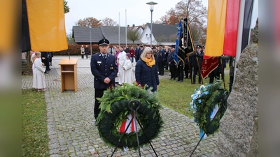 Feuerwehrvorsitzender Tobias Schatz und Dritte Bürgermeisterin Anita Heßler am Gedenkstein in Gmünd. (Bild: sne)