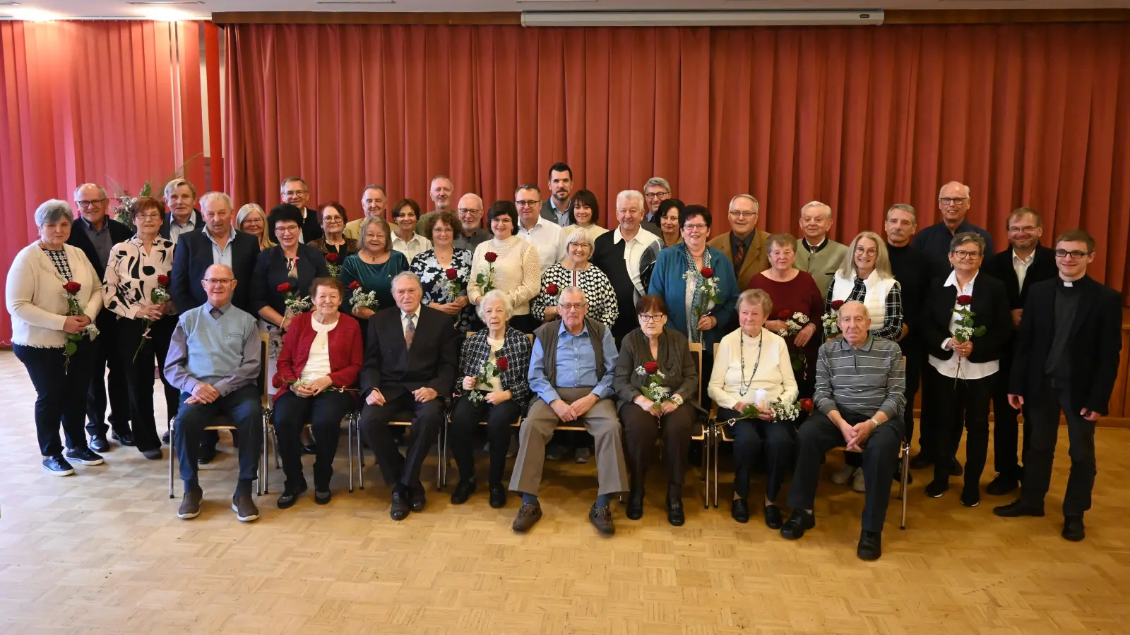 Neupfarrer Michael Steinhilber und Pfarrer Thomas Stohldreier durften den 24 Jubelpaaren vergangen Sonntag zum Ehejubiläum gratulieren, darunter Georg und Anneliese Wild sowie Irmgard und Andreas Scheidler zu 66 Jahren und Roswitha und Georg Lindner zu 63 Jahren (sitzend, von rechts).  (Bild: kki)