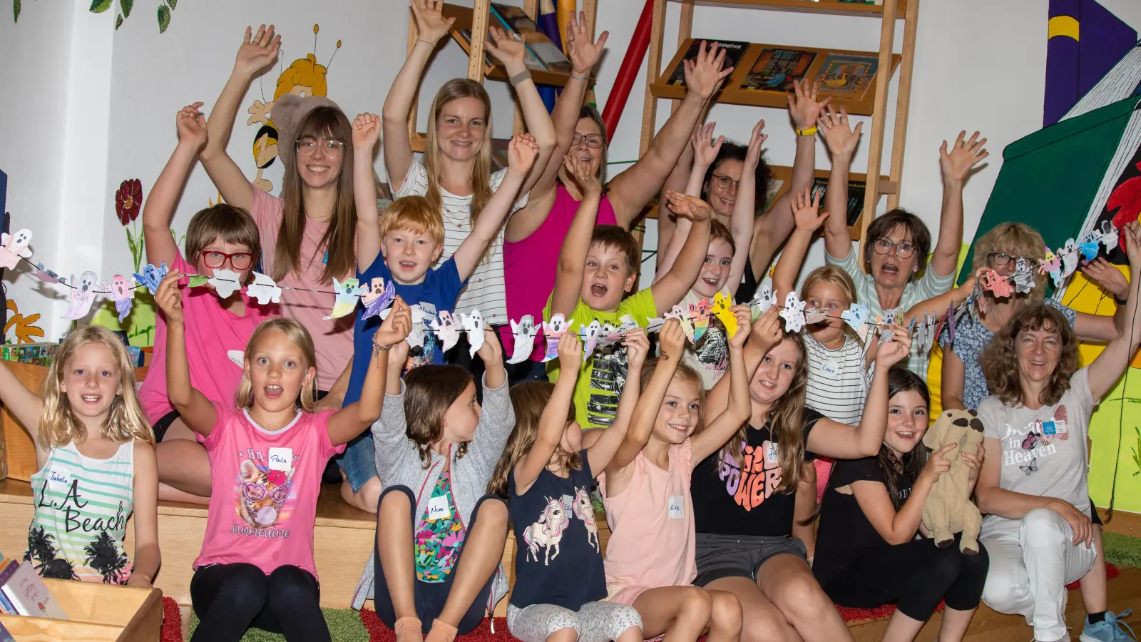 Das Bild zeigt die teilnehmenden Kinder mit Mitarbeitenden des Bücherei-Teams in der Stadtbücherei Pfreimd.<br> (Bild: Kurt Stangl)