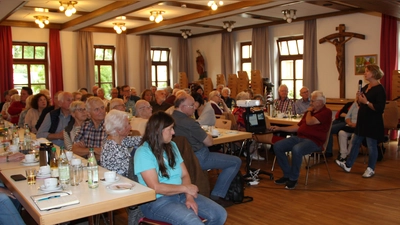 Über 100 Zuhörer lauschten dem Vortrag von Fachärztin für Innere Medizin Steffi Wiltsch (rechts) zum Thema „Vorsicht Sturzgefahr“. Eingeladen zu Kaffee und Kuchen und den informativen Vortrag hat die Gemeinschaft „Generation Hand in Hand“. (Bild: Petra Lettner)