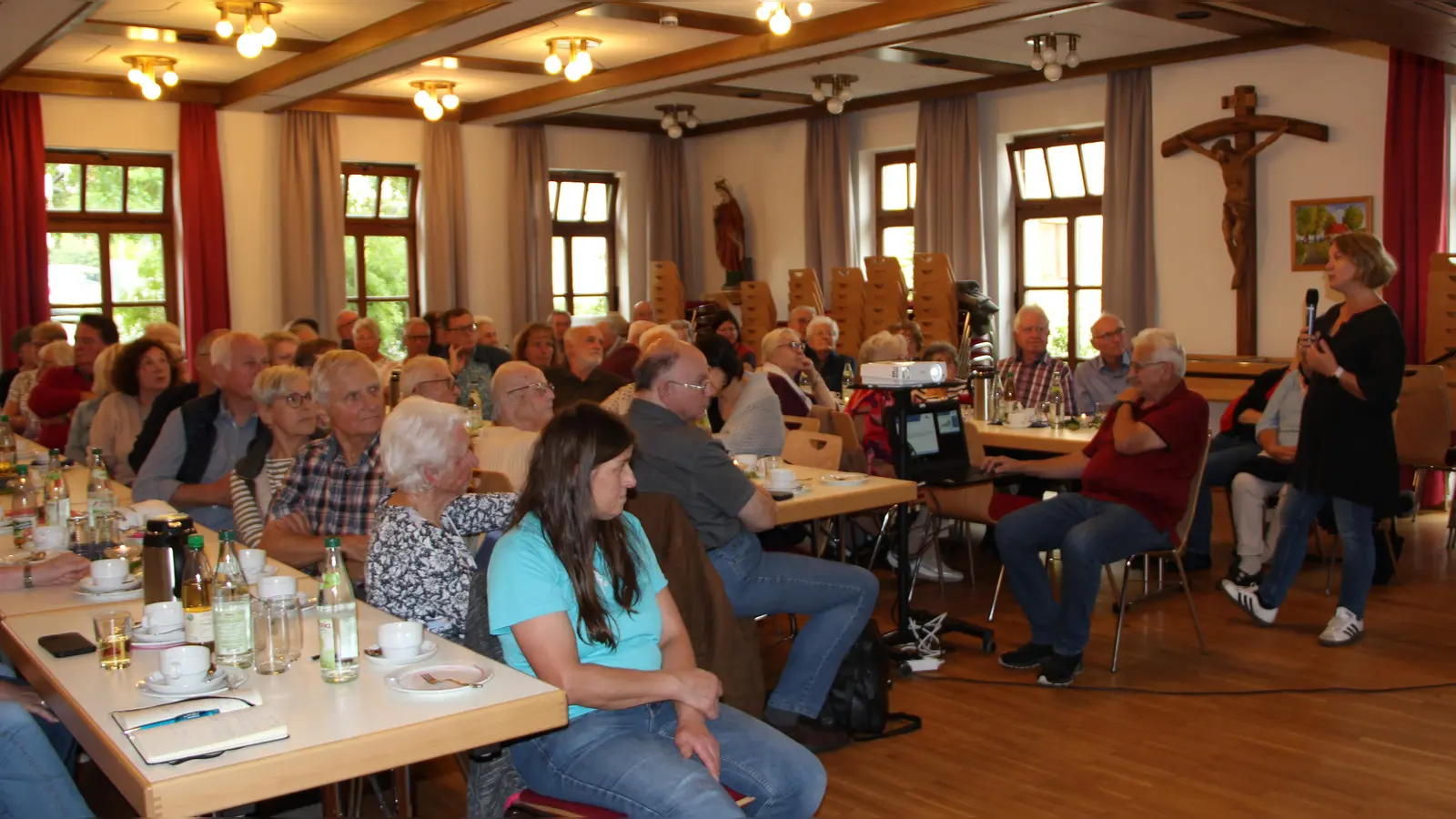 Über 100 Zuhörer lauschten dem Vortrag von Fachärztin für Innere Medizin Steffi Wiltsch (rechts) zum Thema „Vorsicht Sturzgefahr“. Eingeladen zu Kaffee und Kuchen und den informativen Vortrag hat die Gemeinschaft „Generation Hand in Hand“. (Bild: Petra Lettner)