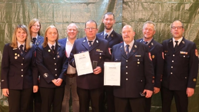 Die Kommandanten der Feuerwehr Kemnath wurden für ihren Einsatz in der Jugendarbeit ausgezeichnet (von links): Jugendwarte Franziska Bierler, Laura Prüfling und Janine Maier, Bürgermeister Marcus Eichenmüller, Zweiter Kommandant Michael Hummel, Zweiter Vorsitzender Robert Ott, Erster Kommandant Thomas Hackenberg, Erster Vorsitzender Herbert Schlosser und Kreisbrandmeister Marco Weiß. (Bild: Laura Prüfling)