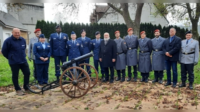 Die Pateneinheiten von der Bundeswehr und den amerikanischen Freunden aus Vilseck nahmen an der Gedenkfeier teil.<br>Traditionell wurden drei mächtige Böllerschüsse abgefeuert. (Bild: Gerhard Dörfler)