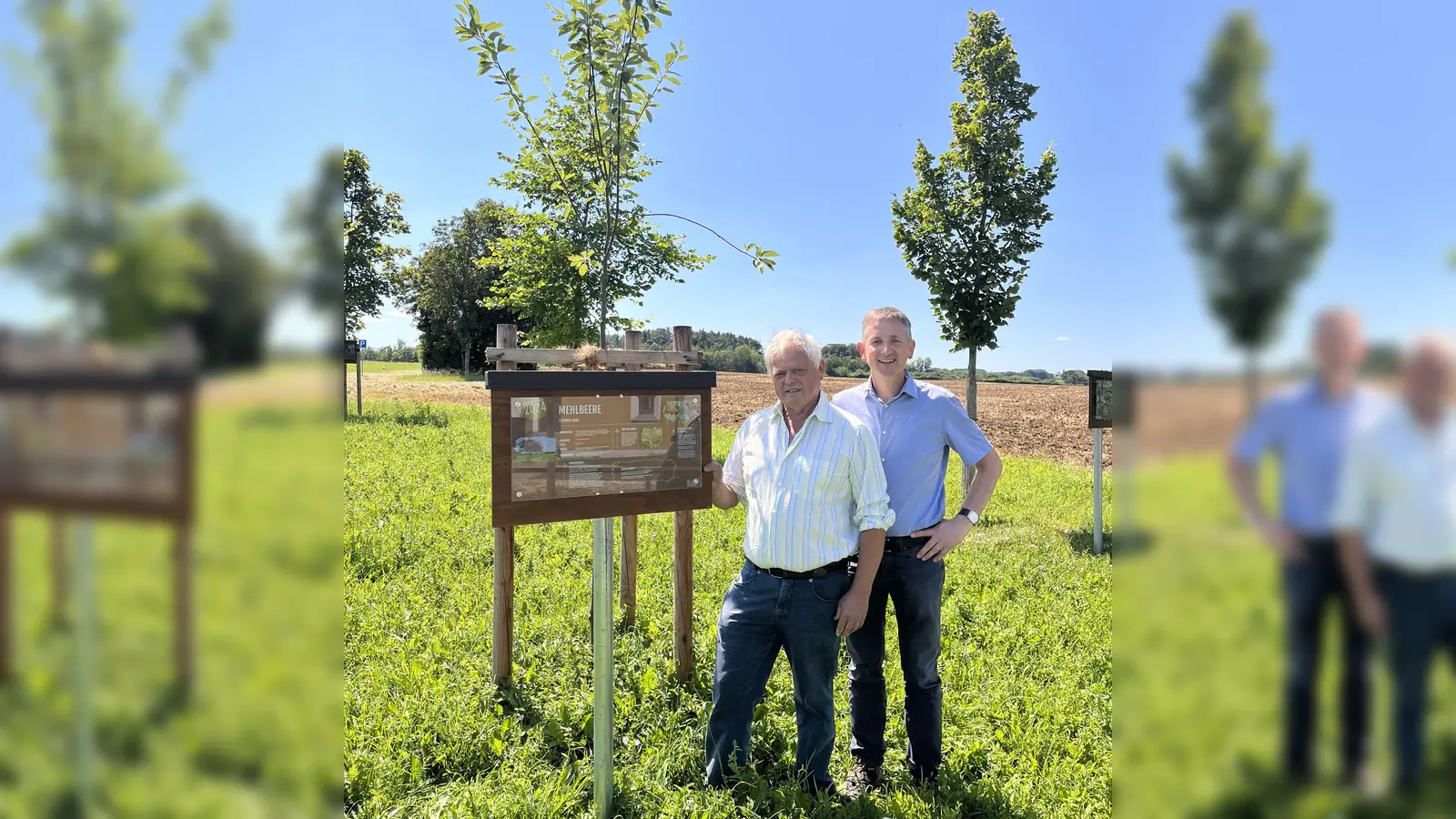 Albert Geitner (rechts) und Biodiversitätsbeauftragter Johann Schmaußer vor der neu gepflanzten Mehlbeere (Bild: Regina Kießling)