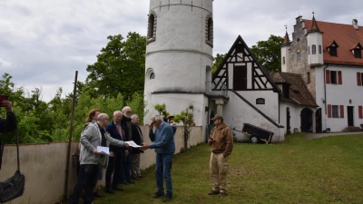 Die Heimatfreunde Eschenbach bekamen von Maximilian Wilfurh eine interessante Führung durch das Schloß (Bild: Heidi Kurz)