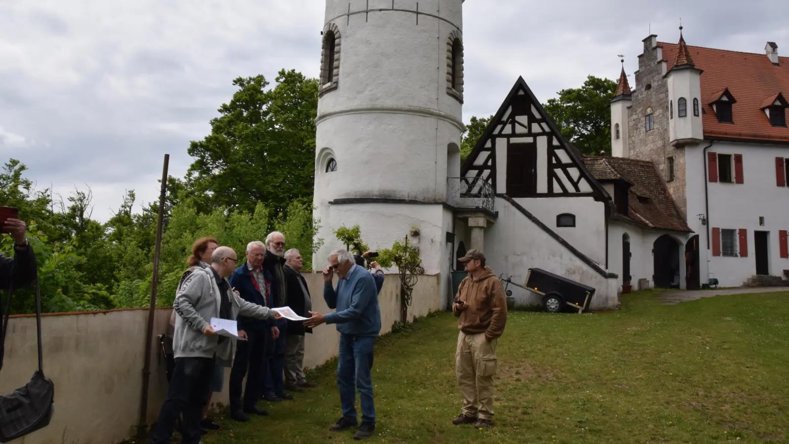 Die Heimatfreunde Eschenbach bekamen von Maximilian Wilfurh eine interessante Führung durch das Schloß (Bild: Heidi Kurz)