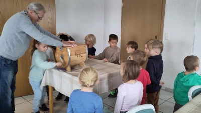 Jedes der Kinder durfte am Butterfass drehen. (Bild: Armin Amrhein)