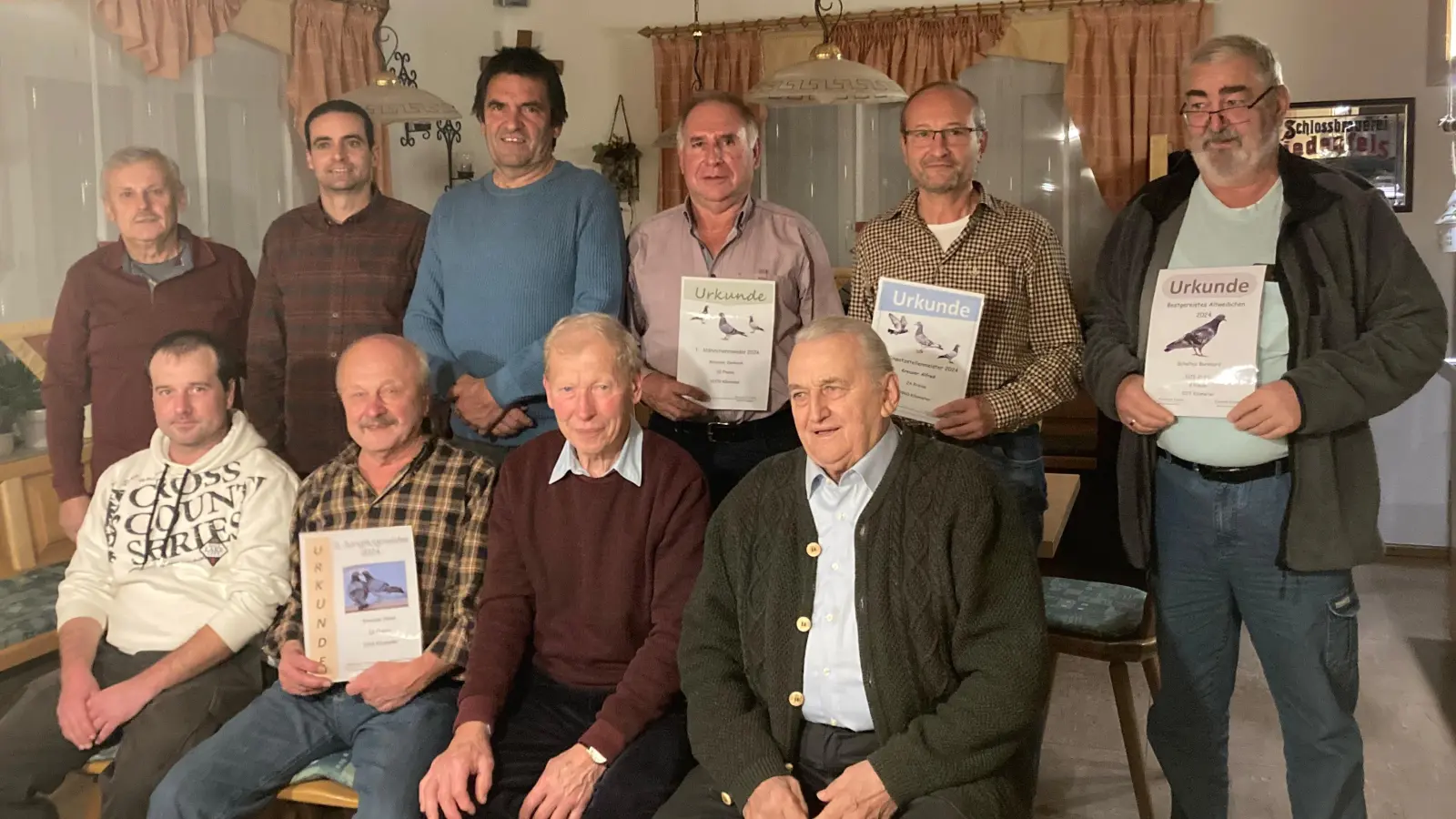 Unser Bild zeigt (sitzend von links) Florian Pöllath, Hans Kreuzer, Richard Prechtl, Erwin Scherm<br>(stehend von links) Norbert Prechtl, Alberto Cotayo, Bernhard Pocker, Gerhard Brunner, Alfred Kreuzer, Bernhard Schultes (Bild: Christine Brunner)