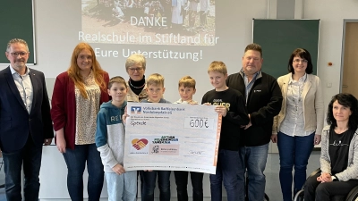 Die Spendenübergabe mit Schulleiter Stephan Drexler (links), den Klassensprechern der fünften Klassen, Elternbeiratsvorsitzender Doris Scharnagl-Lindinger (rechts), Fachschaftsleiterin Religion Maria Kraus (Zweite von rechts), Oliver Zrenner von der Aktion Solidarität (Dritter von rechts), Lena Schedl von der Aktion Lichtblicke (Zweite von links) und Dr. Annemarie Schraml von der Aktion Feuerkinder. (Bild: Alexandra Wittke/exb)