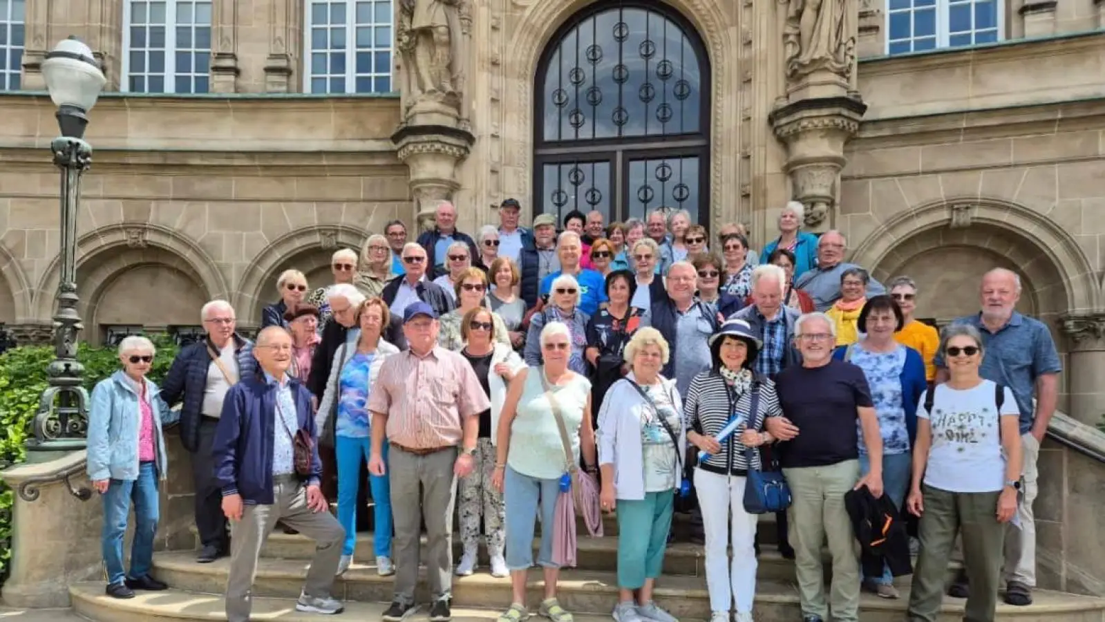 Ein Erinnerungsfoto in Luxemburg vor einer historischen Bank gehörte für die Reisegruppe aus Bechtsrieth und Trebsau dazu.  (Bild: Alfred Wulfänger)