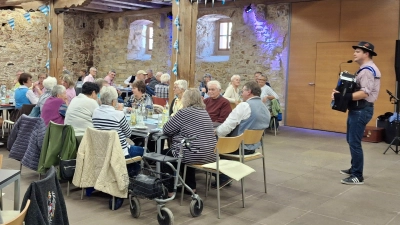 Bestens unterhalten wurden die Besucher von Musiker Alex Irlbacher. (Bild: Stefanie Gradl)