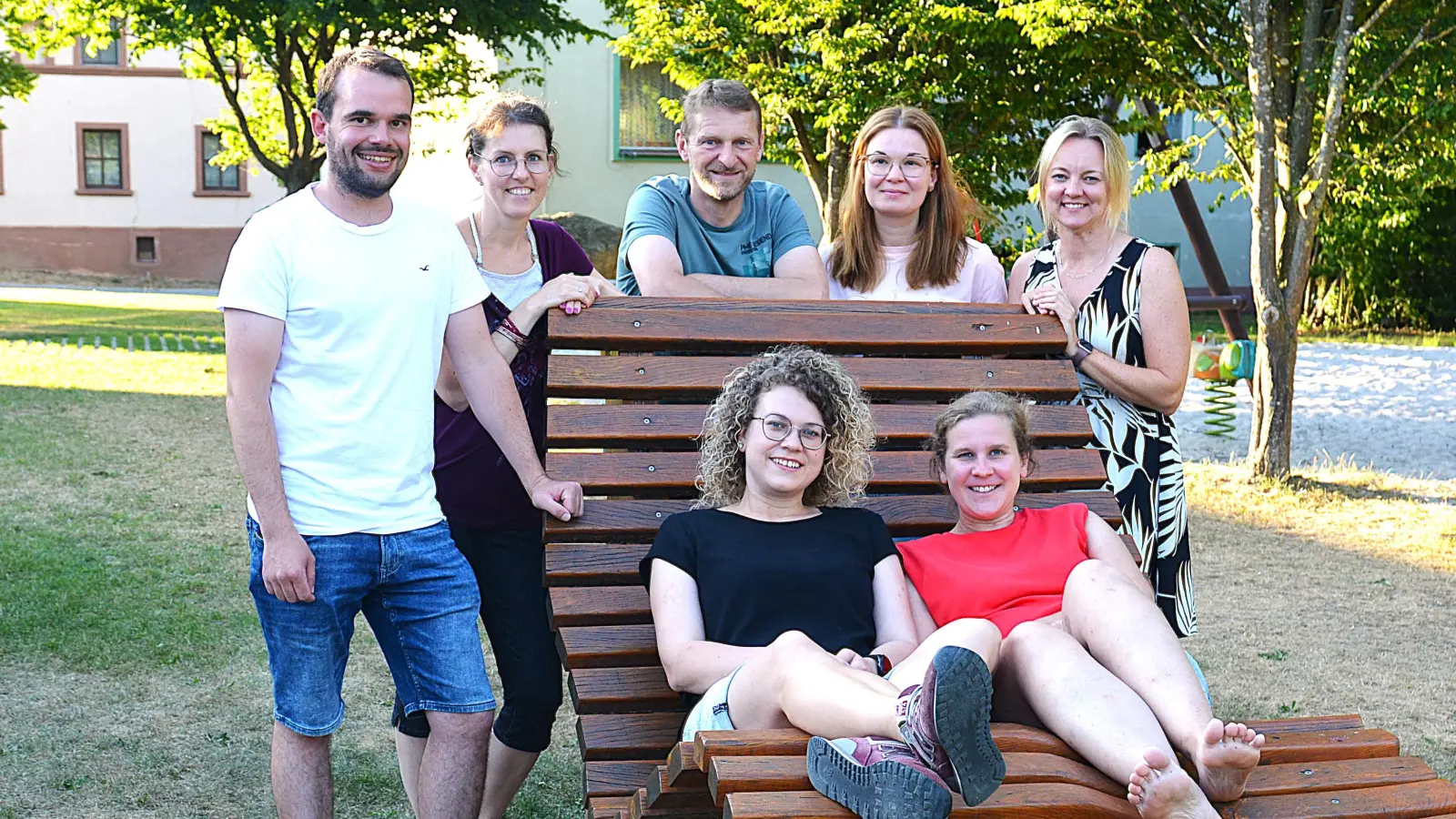 Die neue Vorstandschaft des Theatervereins. Liegend v. li. Meike Birner und Corinna Falk. Stehend v. li. Thomas Kummer, Simone Falk-Biller, Christian Gnan, Bettina Kummer und Marina Basler. (Bild: Fritz Dietl)