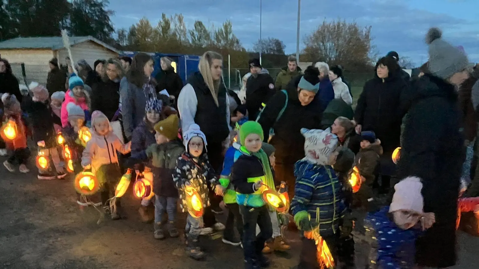 Die Krippen- und Kindergartenkinder des Kinderhauses Purzelbaum feierten Martinstag.  (Bild: Jörg Spreckels/exb)