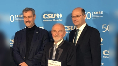 Auf dem Foto von links nach rechts: CSU-Parteivorsitzender und Ministerpräsident Dr. Markus Söder, Gerhard Hausner, CSU-Bezirksvorsitzender Albert Füracker.  (Bild: Mario Rabenbauer)