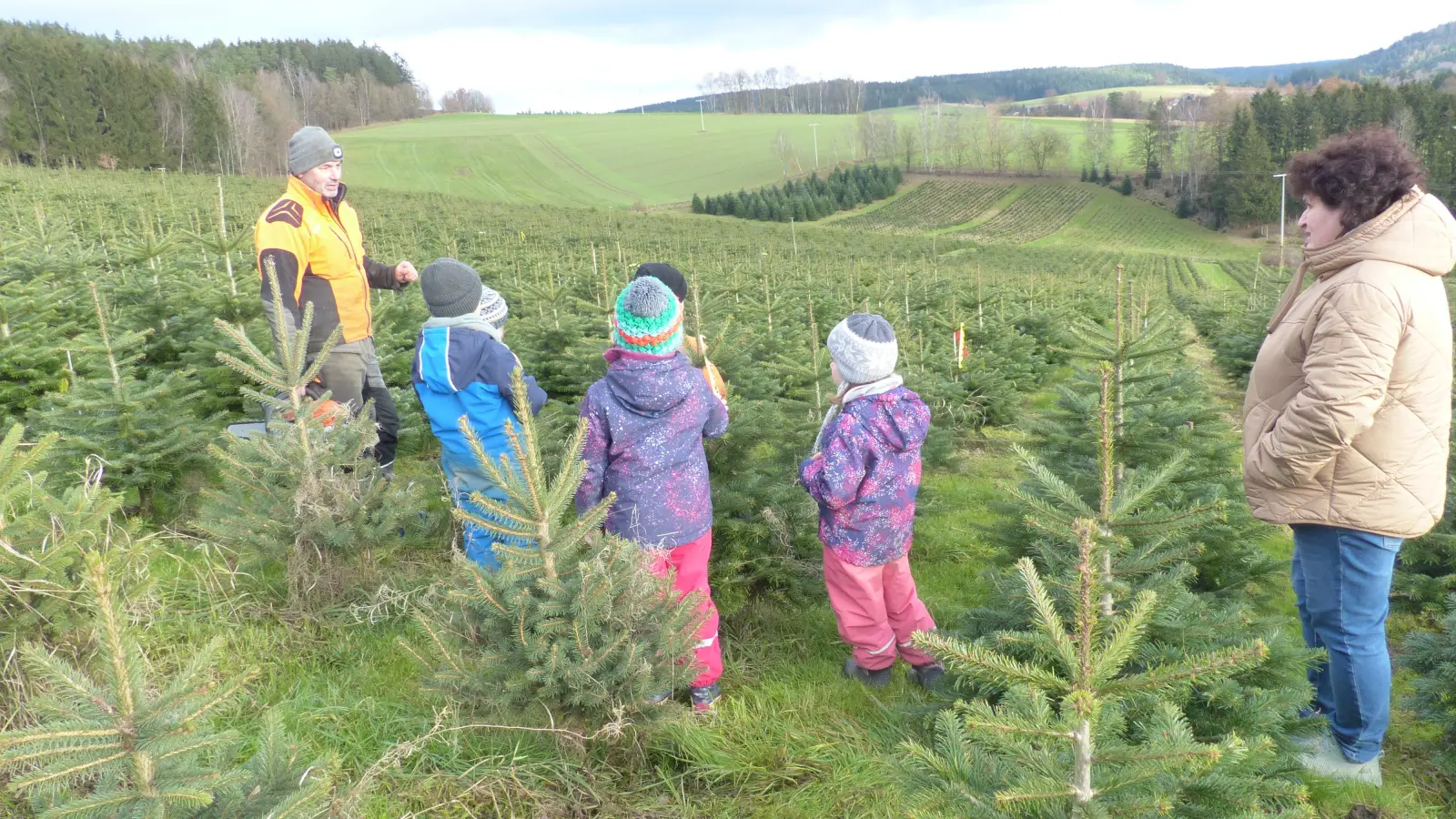  Bernhard Kammerer erklärt den Kindern die vielen unterschiedlichen Bäume  (Bild: Sieglinde Schärtl)