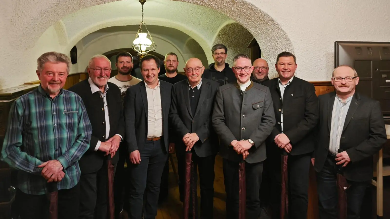 Schirmherr Rainer Rewitzer (vordere Reihe, zweiter von rechts) sowie die Ehrenschirmherren Hans Walbrunn, Herbert Kick (vordere Reihe erster und zweiter von links), Karl-Heinz Malzer, Adam Karolczak (vordere Reihe, vierter und fünfter von links) und Karl Herrmann (vorderer Reihe, erster von rechts) übernahmen gerne die Ehrenämter.  (Bild: Alexander Meier)