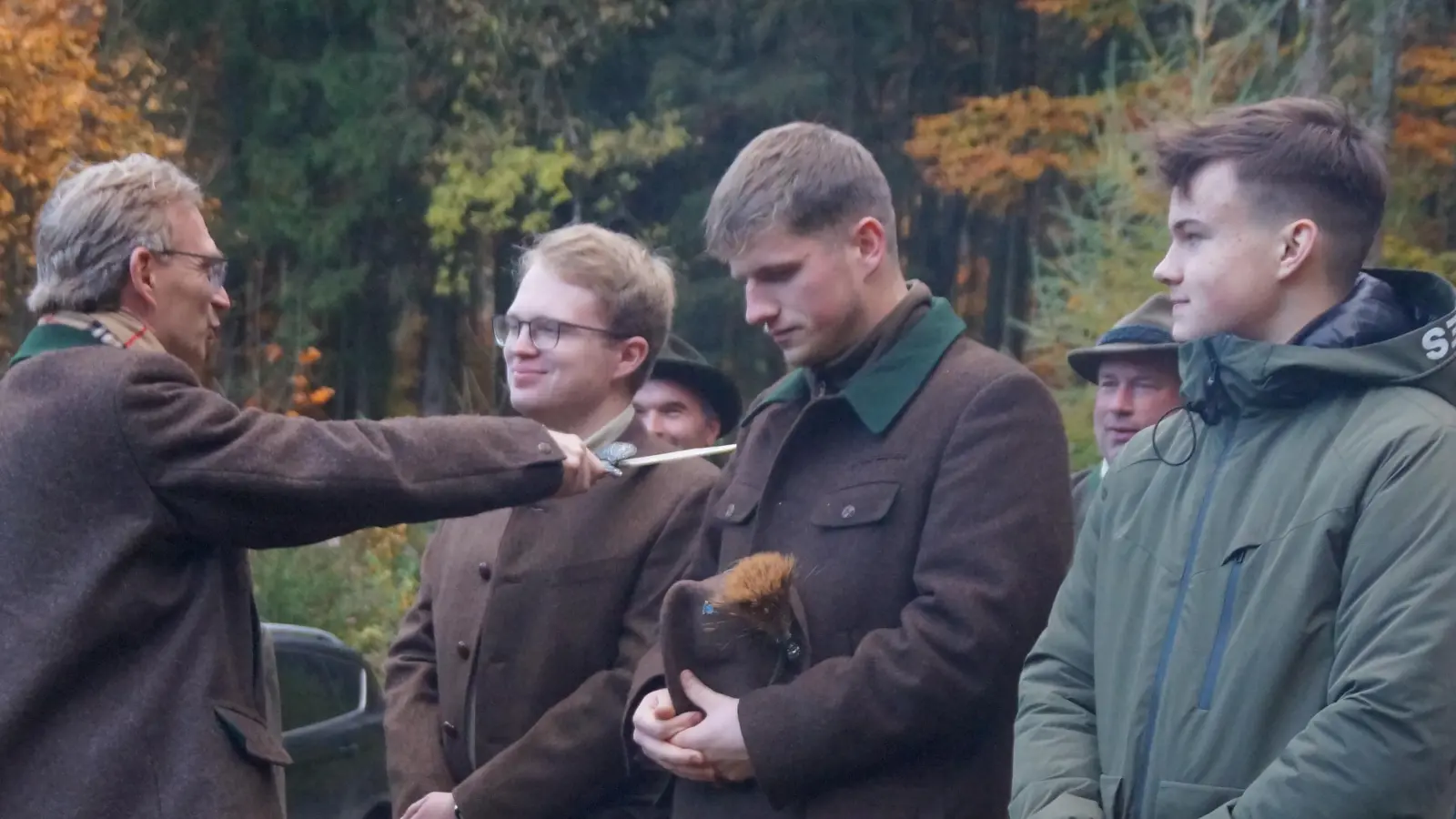 Im Rahmen der Hubertusfeier wurden drei Jungjäger mittels Jägerschlag in die Kreisgruppe Oberviechtach aufgenommen. (Bild: wel)