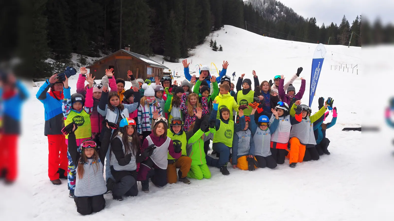 Für unvergessliche Tage am Spitzingsee dankte Schulleiter Alexander Köstler den Betreuern Karin Sieber, Eva Rößler, Maria Traidl, Doris Lautenbacher und Richard Söllner. Sie haben die Schüler und Schülerinnen während der Wintersportwoche begleitet. (Bild: Karin Sieber/exb)