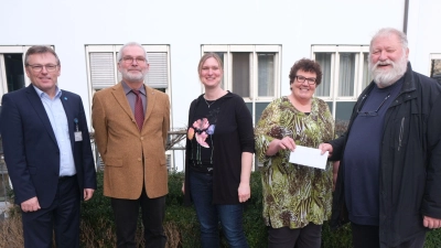 Mit einer Spende in Höhe von 2.000 Euro unterstützt die Loge Septem Fontes die wertvolle Arbeit des Kinderpalliativteams Ostbayern (von links): Krankenhausverwalter Manfred Wendl, Logen-„Ceremonienmeister“ Johannes Witte, Oberärztin Dr. med. Sonja Gromer, Pflegeleiterin Karin Borchers und Ludwig von Stern, Sekretär der Loge Septem Fontes.  (Bild: usc)