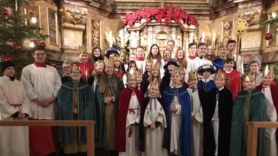 Die Hahnbacher Sternsinger mit Pfarrer Christian Schulz (Mitte) und Mesnerin Rosmarie Rauch (rechts), wollen Segen in alle Wohnungen bringen.  (Bild: mma)