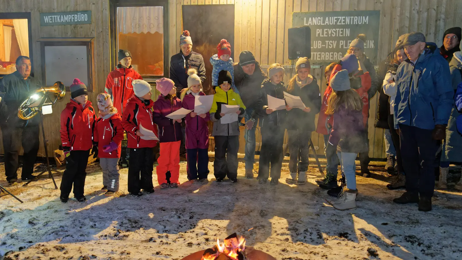 Die Kinder singen: „In der Weihnachtsbäckerei”, organisiert von Christian Lohr. Hinten Links Vorsitzender Christian Enslein  (Bild: Thomas Enslein)