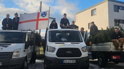 Eine Rovergruppe vom Stamm Sulzbach-Rosenberg der DPSG war am Samstag, 11. Januar, zum Einsammeln von Christbäumen in der Stadt unterwegs. (Bild: Lorena Koppmeier )