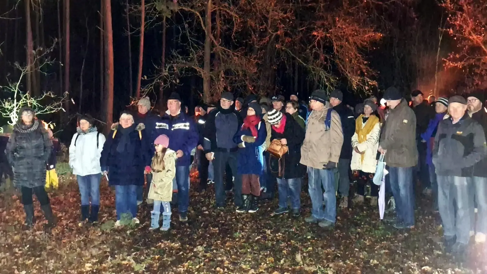 Mit wärmendem Glühwein und Griebenfettbroten gestärkt, verfolgten die vielen Teilnehmer das abwechslungsreiche Programm der Schmidgadener Waldweihnacht. (Bild: Anita Ries)