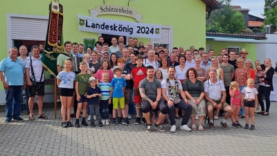 Dem Landesschützenkönig Matthias Reis wurde ein besonderer Empfang bereitet. Schützenkönig Sebastian Zahner, Landesschützenkönig Matthias Reis, Schützenliesl Katrin Schönl und Günther Gradl (sitzend von vorne links).  (Bild: Hans Schlosser)