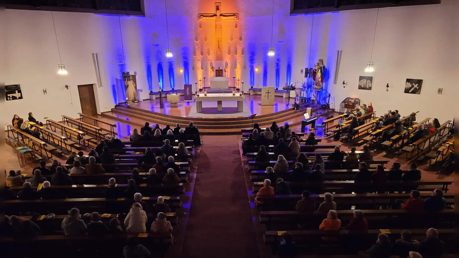 Zum Adventssingen war die Pfarrkirche St. Konrad besonders beleuchtet. (Bild: Michael Jakob)
