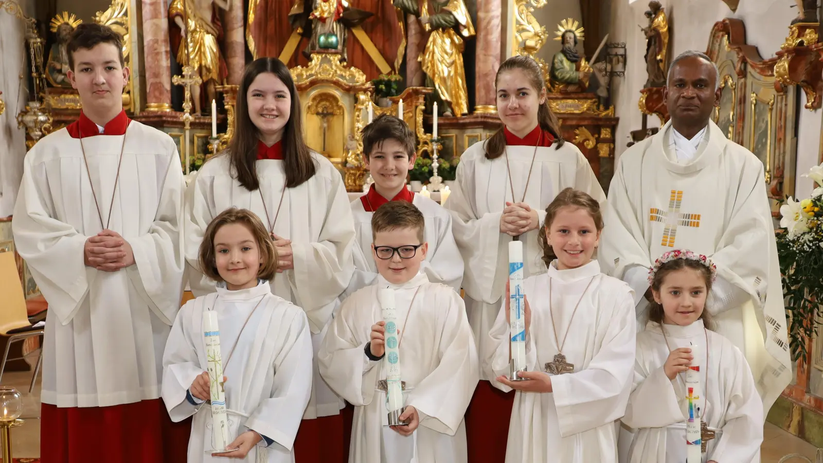 Die vier Kommunionkinder der Pfarrei Altendorf mit den Ministranten und Pfarrer Varakaparambil Johnson. (Bild: Ulrike Kiendl)