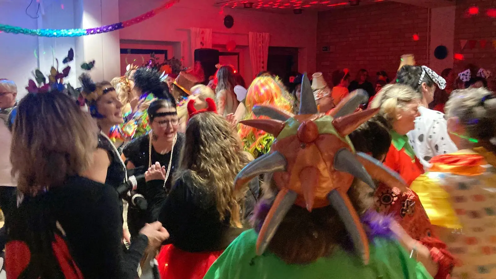 Über 180 Frauen feierten ausgelassen Weiberfasching im Katholischen Pfarrheim St. Georg. Der Katholische Frauenbund hat die ausverkaufte Veranstaltung bereits zum 3. Mal organisiert. (Bild: Marion Riebl-Schäffler)