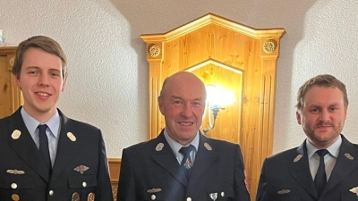 Hans Danhauser (Mitte) wird für 40 Jahre Feuerwehrdienst und 30 Jahre als Fahnenjunker geehrt von Kommandant Markus Guttenberger (links) und Vorsitzendem Gerd Pürner (rechts) geehrt. (Bild: lei)