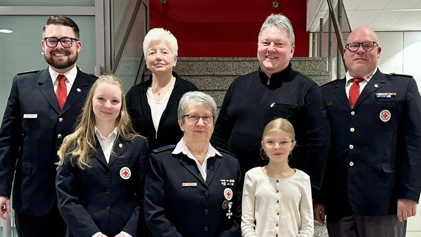 Die anwesenden Jubilare der Bereitschaft Erbendorf im BRK Simone Schultes (10 Dienstjahre), Annemarie Gallersdörfer (5 Dienstjahre), Iris Schade (50 Dienstjahre), Bernhard Schmidt (25 Dienstjahre) und Nina Stahl (10 Dienstjahre) [von links| mit Kreisbereitschaftsleiter Christian Stahl [rechts] und Bereitschaftsleiter Sven Lehner [links]. (Bild: Michael Schade)