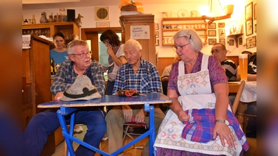 Von links: Hans Koch als Michl, Günter Seibold als sein Vater und Anneliese Weidner als seine Mutter, die ihn verkuppeln wollen. (Bild: Heidi Kurz )