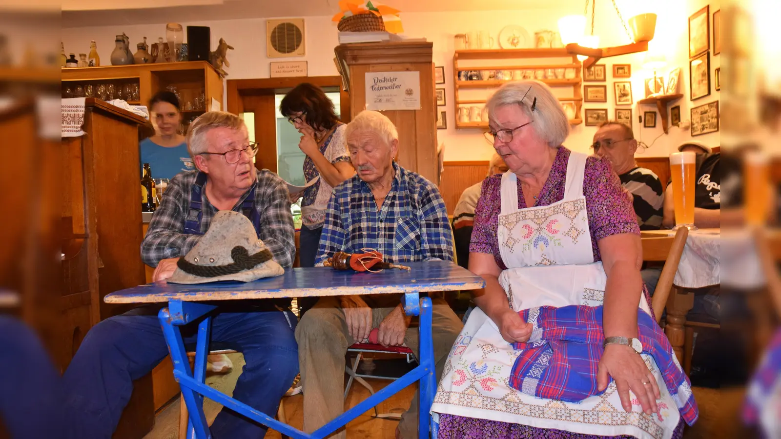 Von links: Hans Koch als Michl, Günter Seibold als sein Vater und Anneliese Weidner als seine Mutter, die ihn verkuppeln wollen. (Bild: Heidi Kurz )