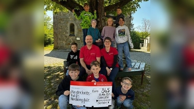 Störnsteiner Kommunionkinder mit den Vorstandsmitgliedern der Kinderkrebshilfe Nordoberpfalz Beate Gmeiner und Tom Matthes (Bild: Sandra Krüglstein)
