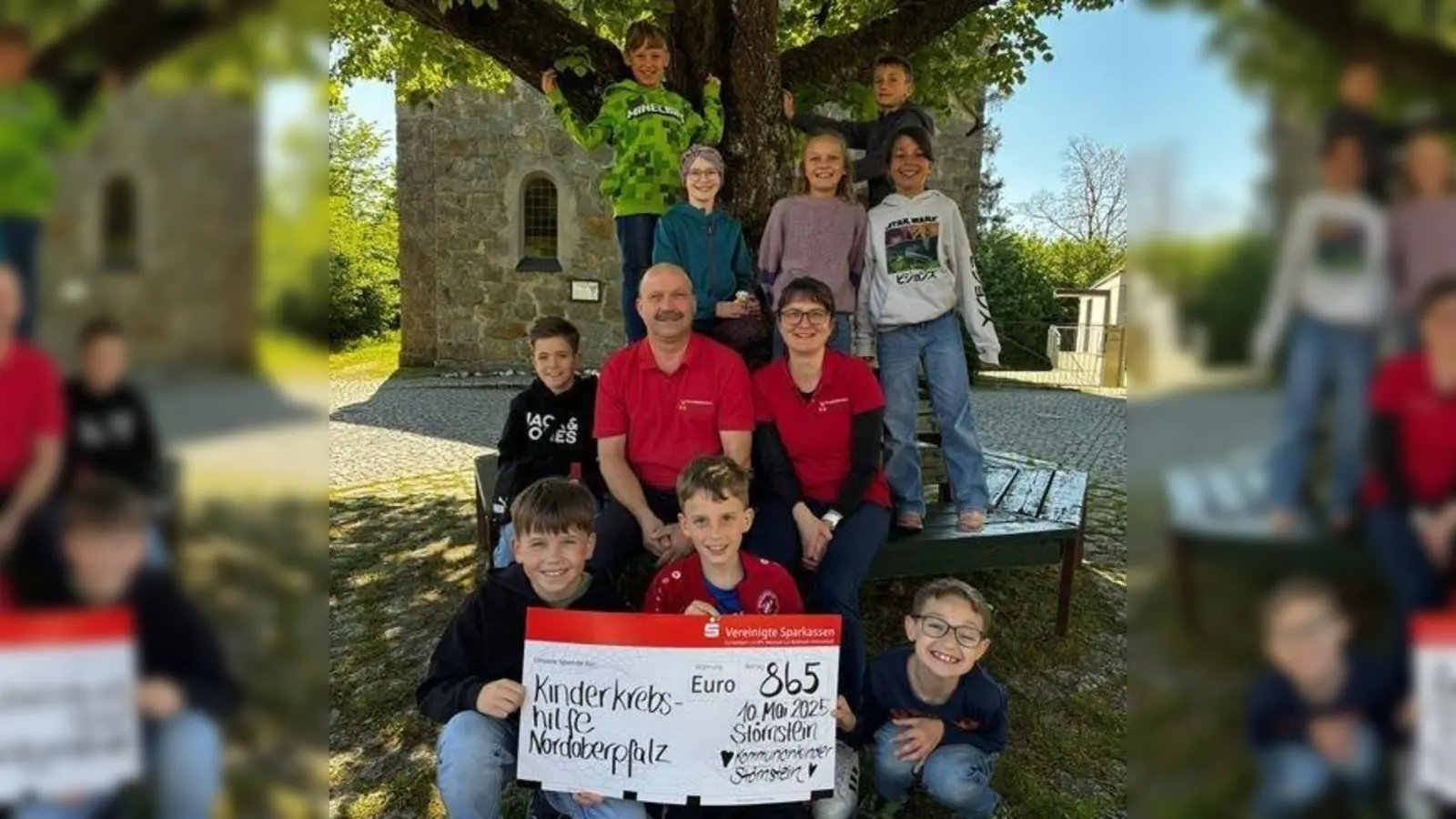 Störnsteiner Kommunionkinder mit den Vorstandsmitgliedern der Kinderkrebshilfe Nordoberpfalz Beate Gmeiner und Tom Matthes (Bild: Sandra Krüglstein)