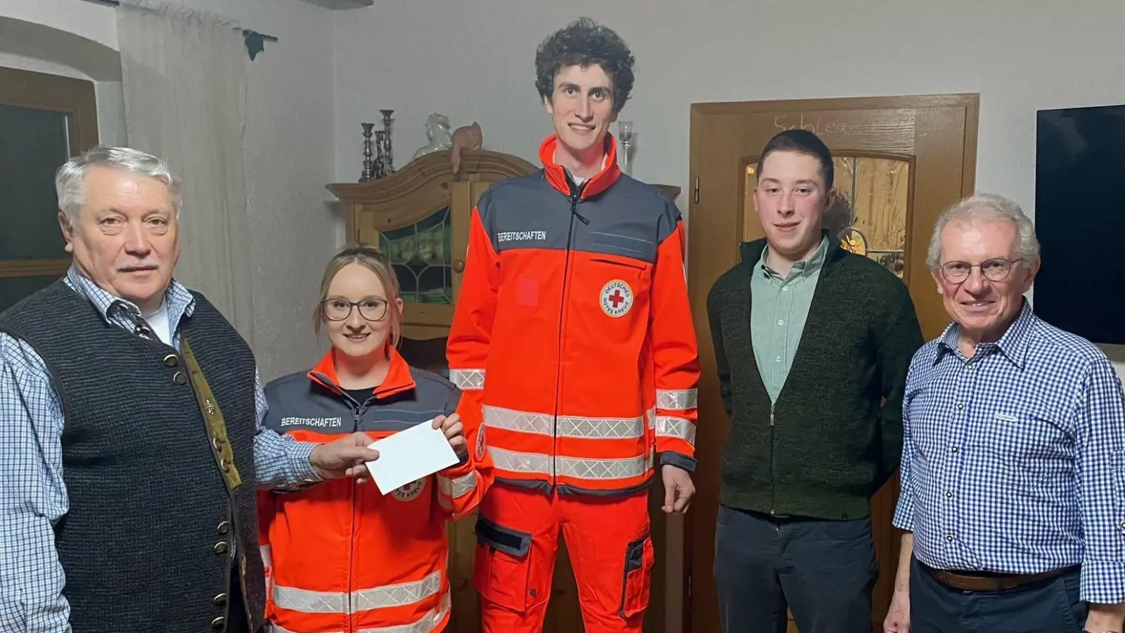 Der neue Vorsitzende der Jagdgenossenschaft Flossenbürg, Markus Münchmeier (Zweiter von rechts), sowie sein Vorgänger Franz Rosner (rechts.) und Kassier Helmut Erndt (links) bei der Übergabe der Spende an die HvO, vertreten durch Eva Pentner (Zweite von links) und Elia Stahl (Dritter von links). <br> (Bild: cro)