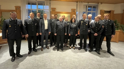 Acht Feuerwehrfrauen und -männer der Feuerwehren Ebermannsdorf, Pittersberg und Diebis wurden mit Ehrenzeichen in Gold und Silber geehrt. (Bild: Martina Beierl)