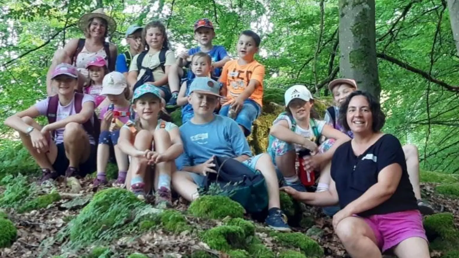 Zeigt die Kindergruppe mit Tanja Appel (mit Hut) und Michaela Linhard bei einer kurzen Rast. (Bild: Michaela Ertl-Linhard)