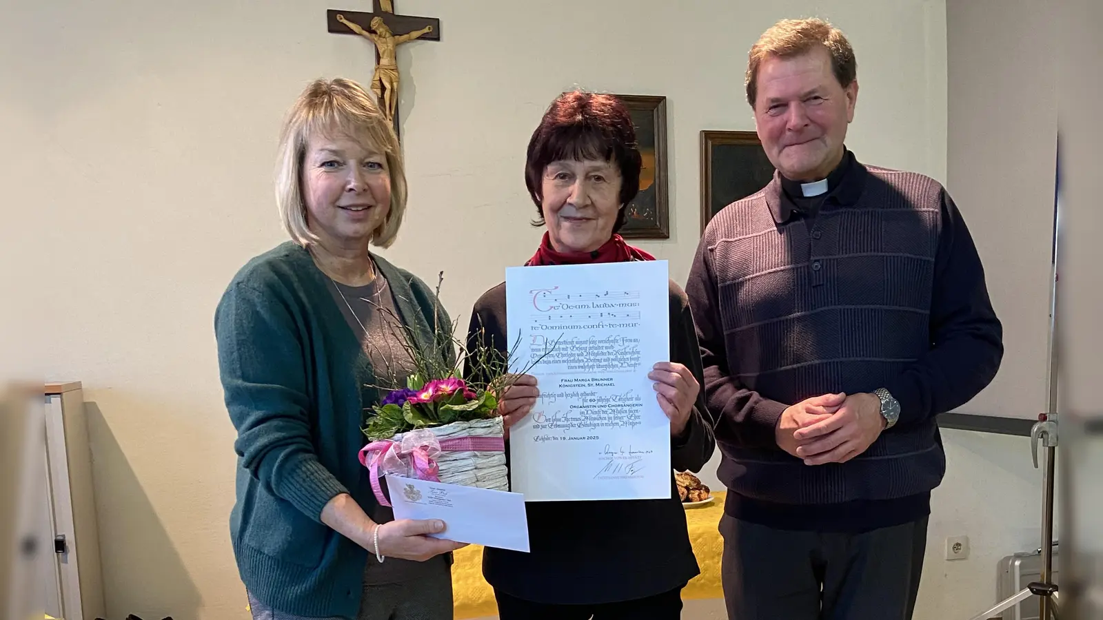 von links: Pfarrgemeinderatsvorsitzende Sabine Guttenberger, Marga Brunner, Pfarrer Hans Zeltsperger. (Bild: Uwe Guttenberger)