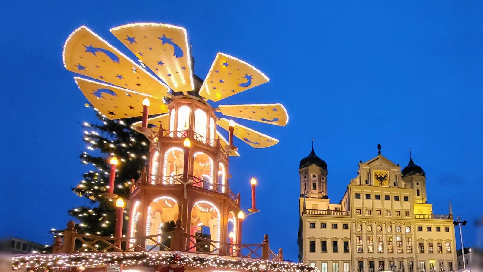 Augsburger Christkindlesmarkt mit Rathaus (Bild: Walter Heldrich)