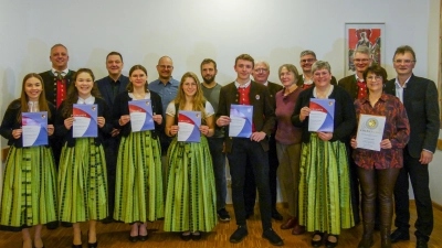 Ehrungen bei der Jugendblaskapelle Fensterbach. Das Bild zeigt (von links) Eva Piehler, Markus Breitschaft, Pia Piehler, Bürgermeister Christian Ziegler , Hannah Scheuerer, Gerald Plank, Marie Fasoldt, Christian Hiller, Lukas Schönberger, Günter Jankowiak, Ursula Nückel, Martin Scheuerer, Gabriele Scheuerer, Robert Scheuerer, Angela Siegert und den stellvertretenden Kreisvorsitzenden des Nordbayerischen Musikbundes, Lothar Prechtl.<br> (Bild: Maria Bittner)